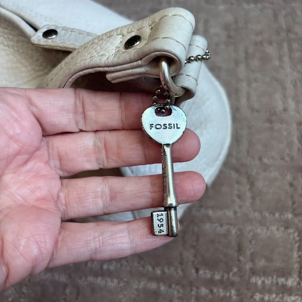 Fossil Cloud White Cargo Hobo Bag Pebbled Leather Cream Purse Zip Up Key Charm
